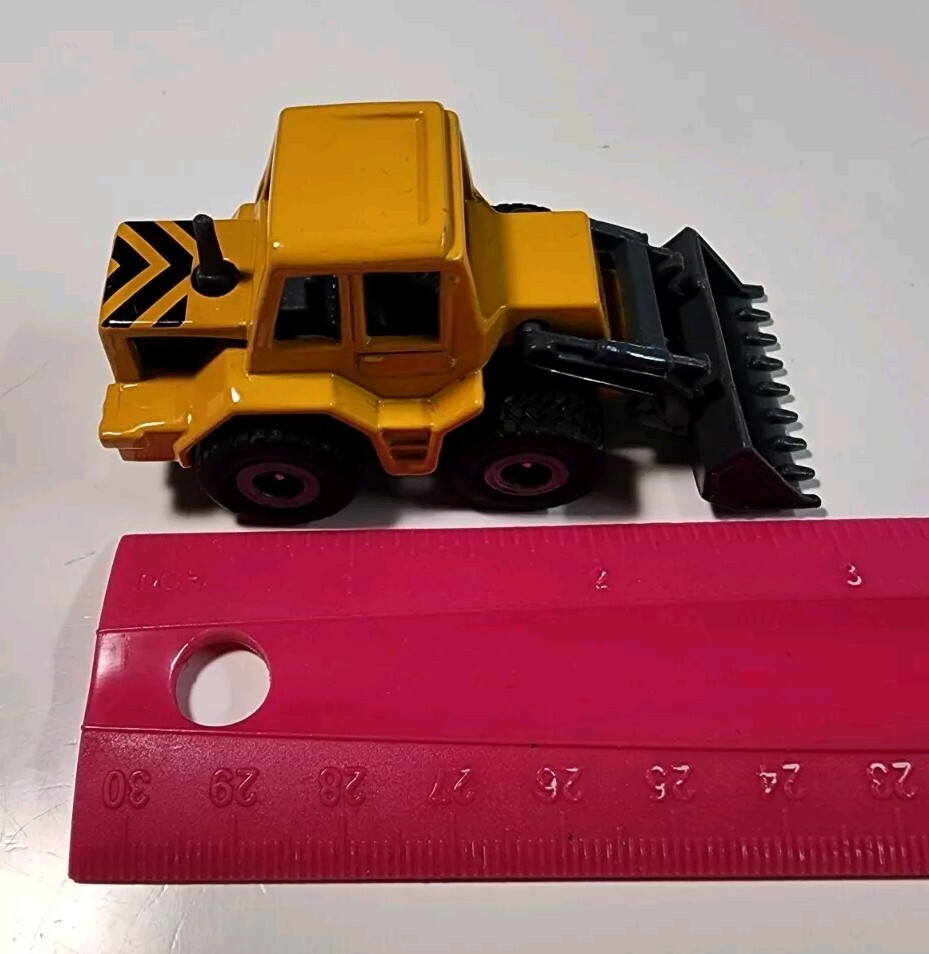 SIKU 802 Construction Front Loader Yellow/Gray HO Diecast/Plastic