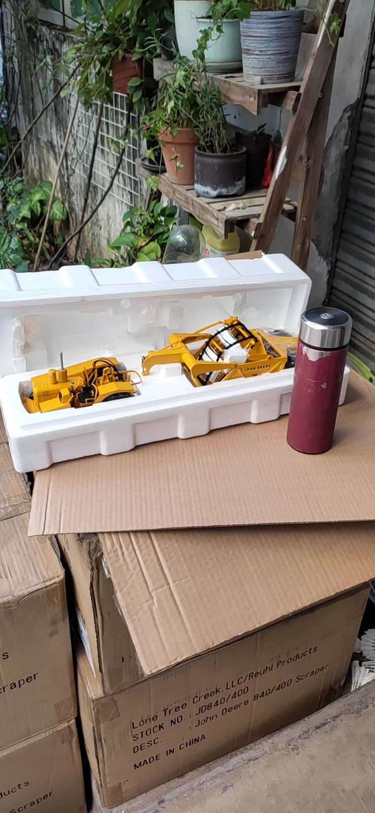 1:24 Scale John Deere 840 Diesel with 400 Scraper – Reuhl Model JD840/400 New