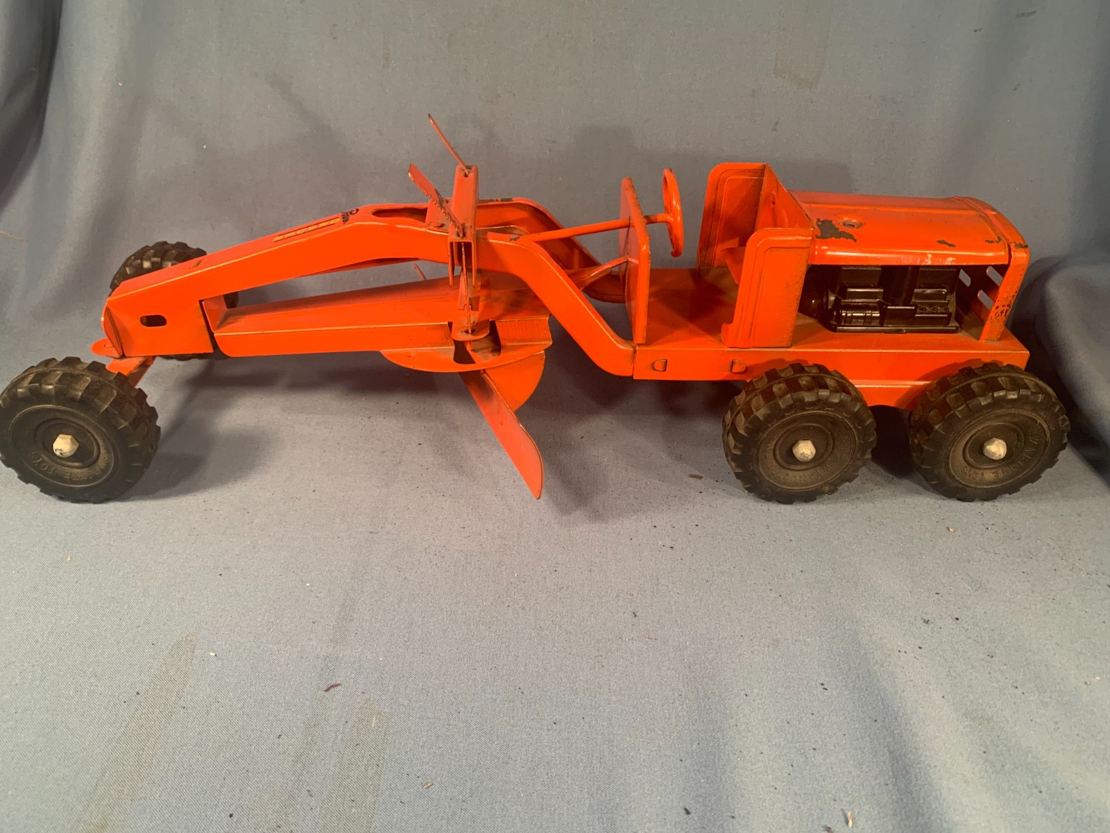 VERY NICE 1950s PRESSED STEEL WYANDOTTE TOYS 19 INCH ORANGE ROAD GRADER