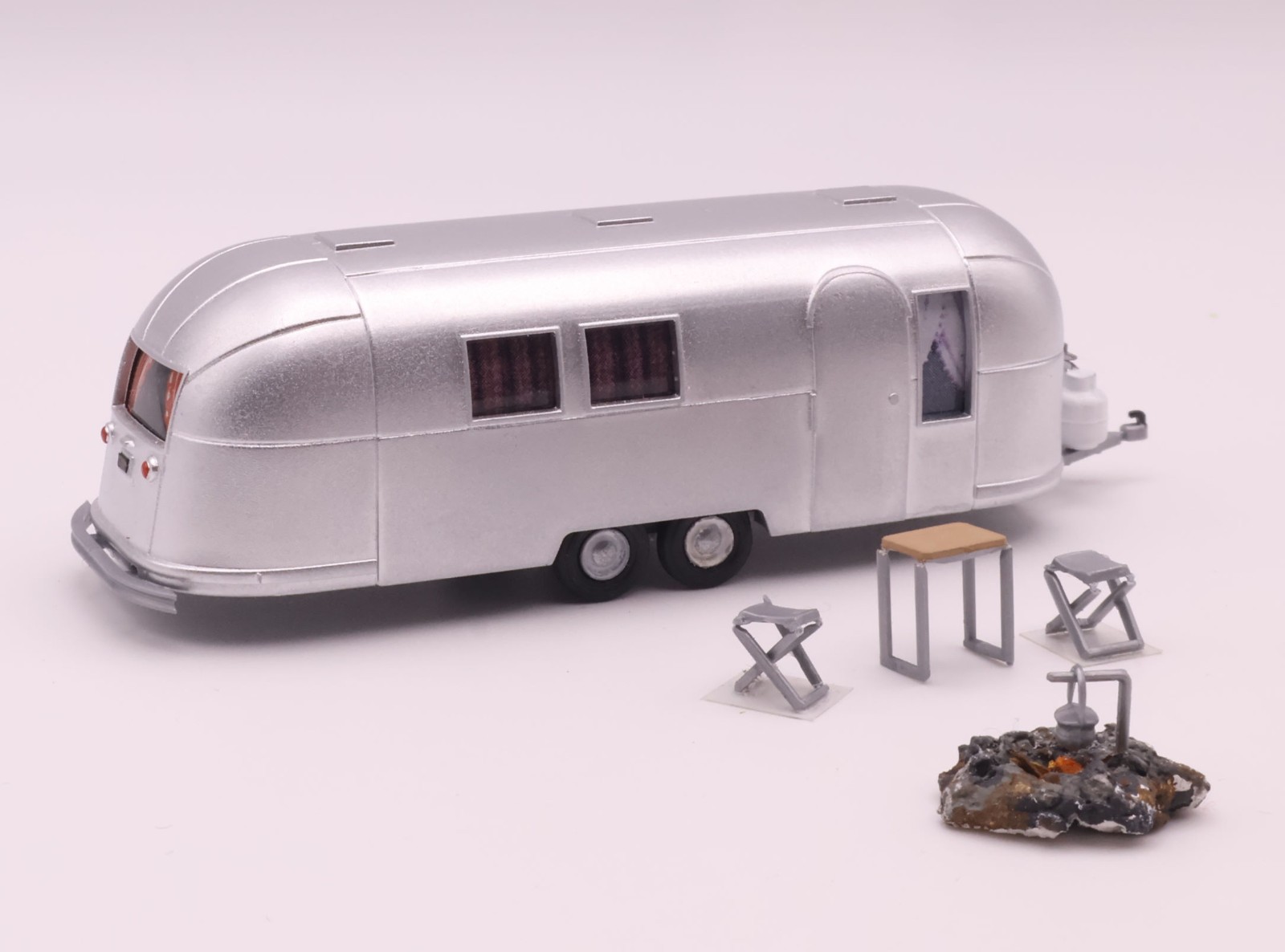 HO Scale Airstream 2-Axle Lighted Camper Accessory Bundle
