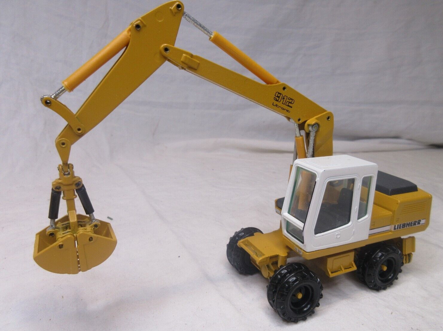 Conrad #2830 Liebherr A912 Wheeled Excavator w/Clamshell Bucket 1:50 w/Box