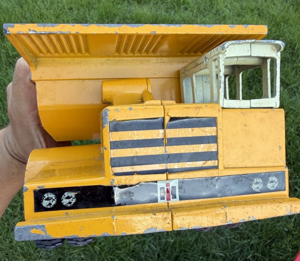 ERTL DIECAST INTERNATIONAL HARVESTER TOY TRACTOR LOADER BACKHOE Pay Truck Vtg