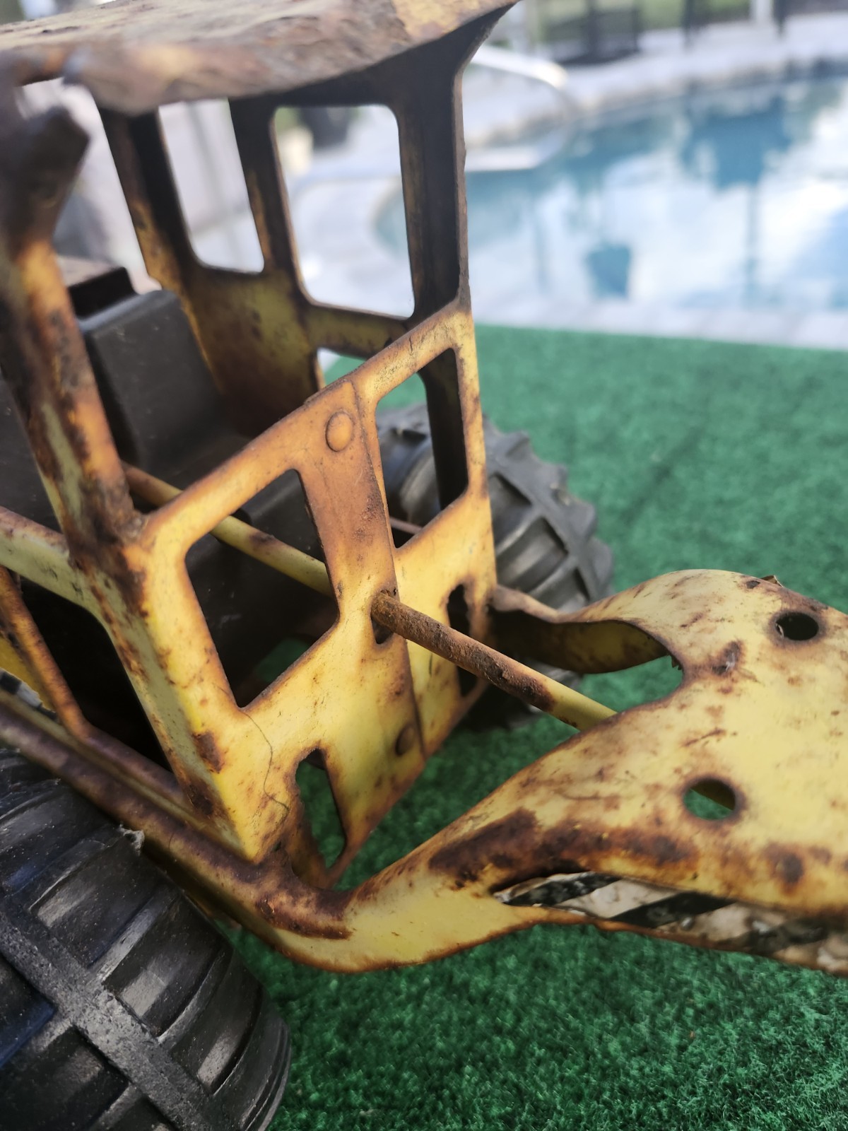 Tonka Grader Model 2510 missing blade and front end.