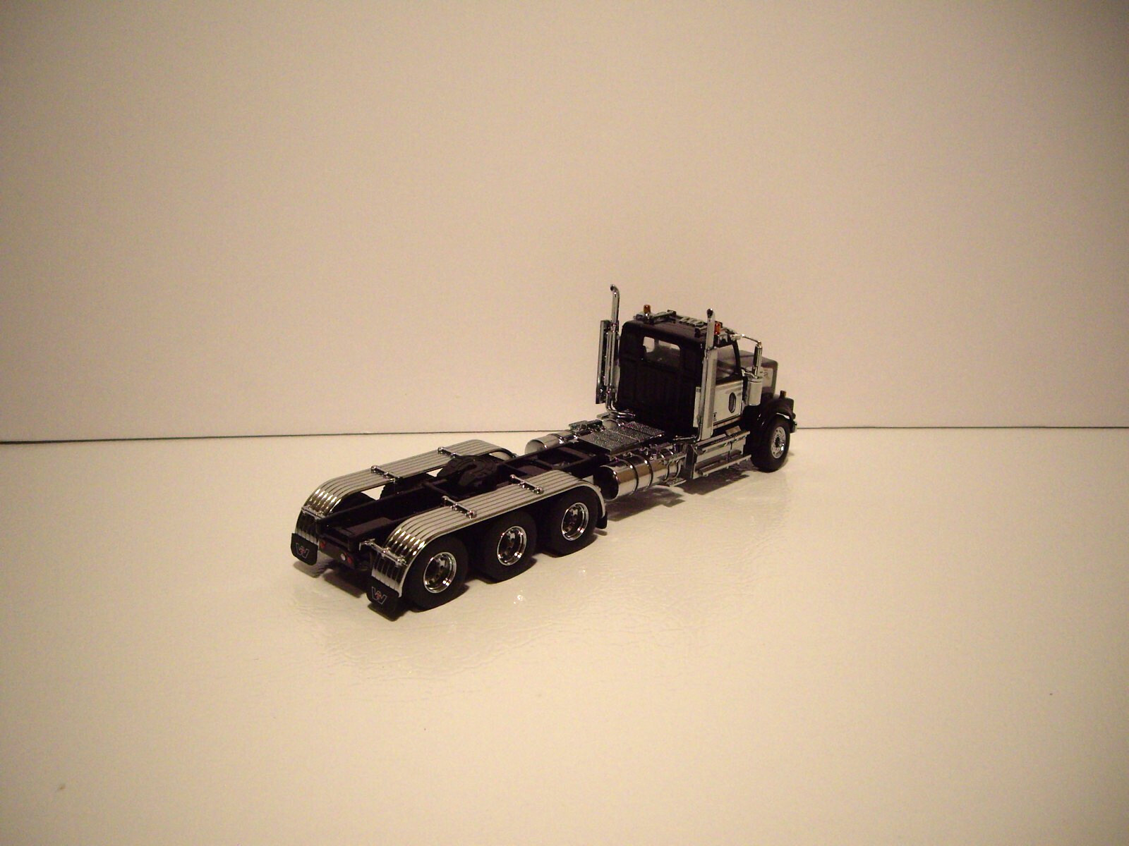 DIECAST MASTER 1/50 BLACK AND WHITE TRI-AXLE WESTERN STAR 4900 SF FIRST GEAR