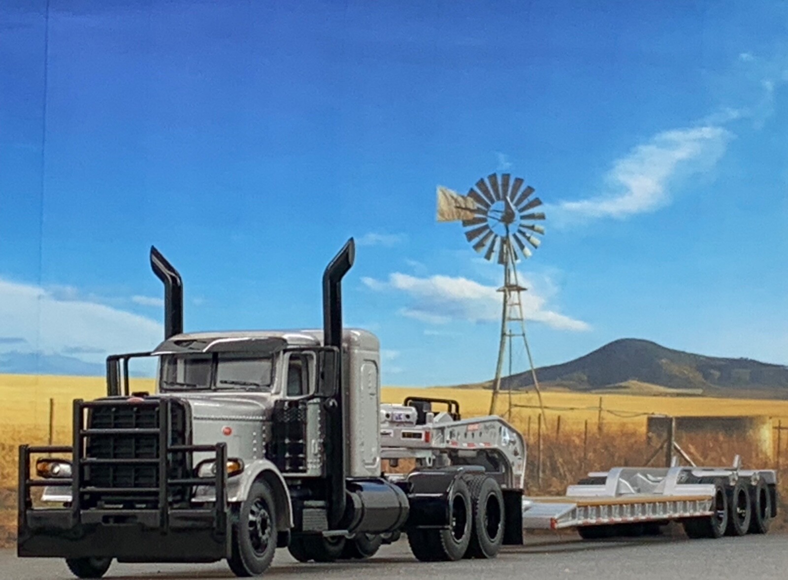 1/64 DCP PETERBILT 389 & FONTAINE MAGNITUDE LOWBOY TRAILER