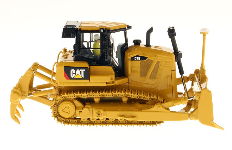 DIECAST MASTERS,Bull CATERPILLAR D7E with driver , 1/50, DCM85224