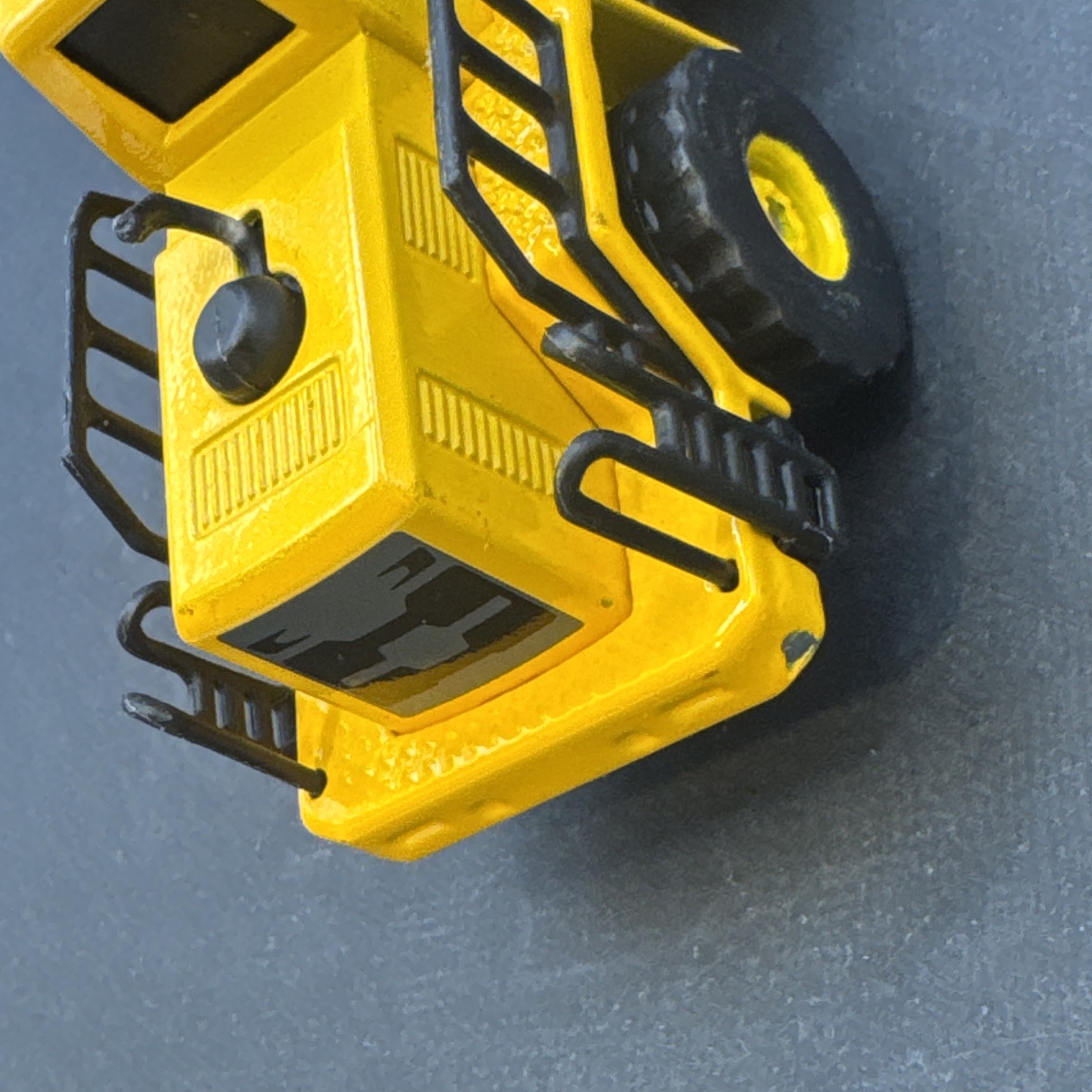 CAT Bulldozer 2019 Metal Body Arm/Scoop Plastic Yellow Toy