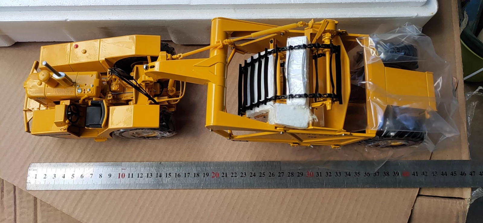 1:24 Scale John Deere 840 Diesel with 400 Scraper – Reuhl Model JD840/400 New