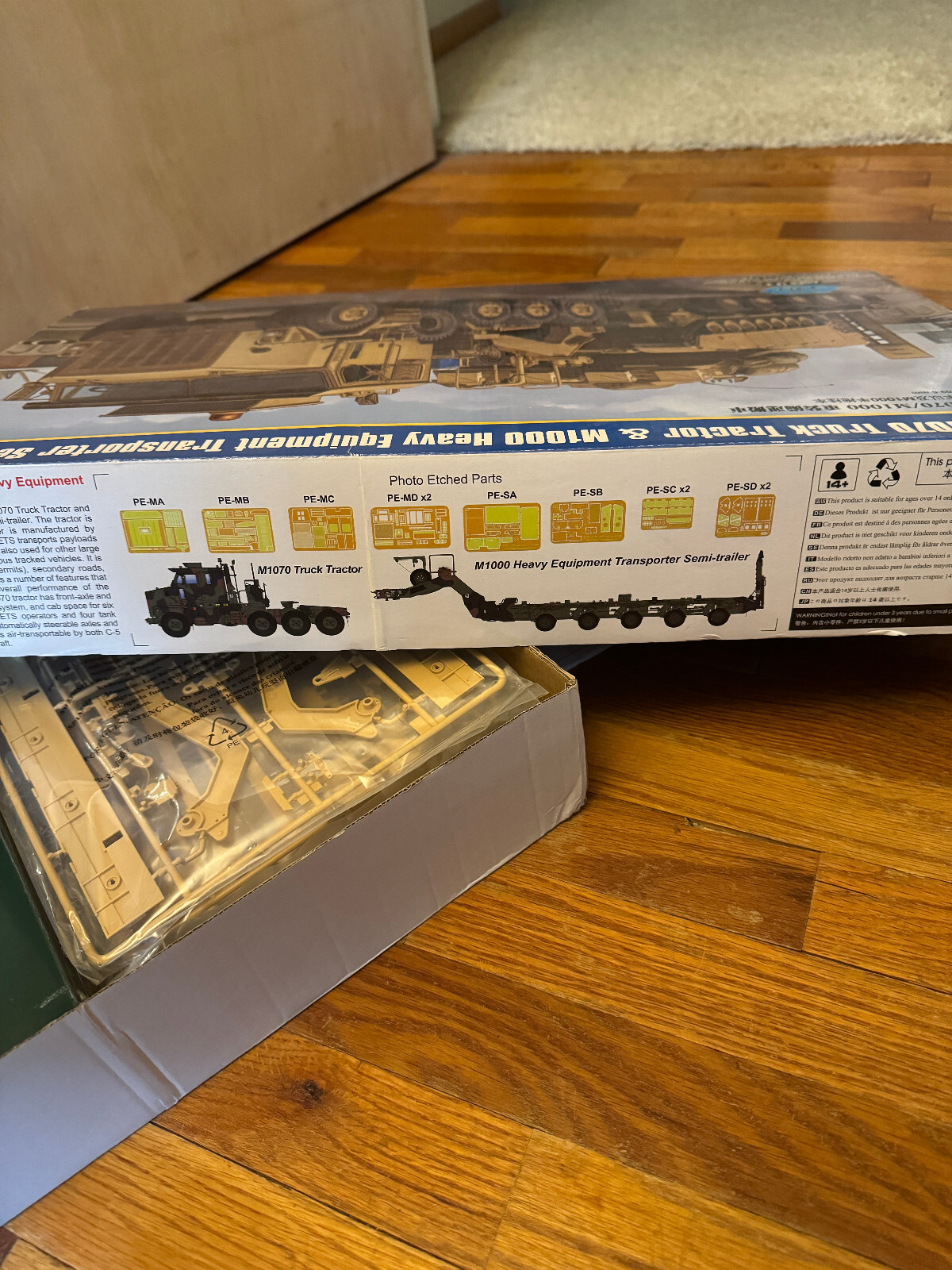 HOBBY BOSS 1/35 SCALE M1070 TRUCK TRACTOR & M1000 HEAVY EQUIPMENT TRANSPORT SEMI