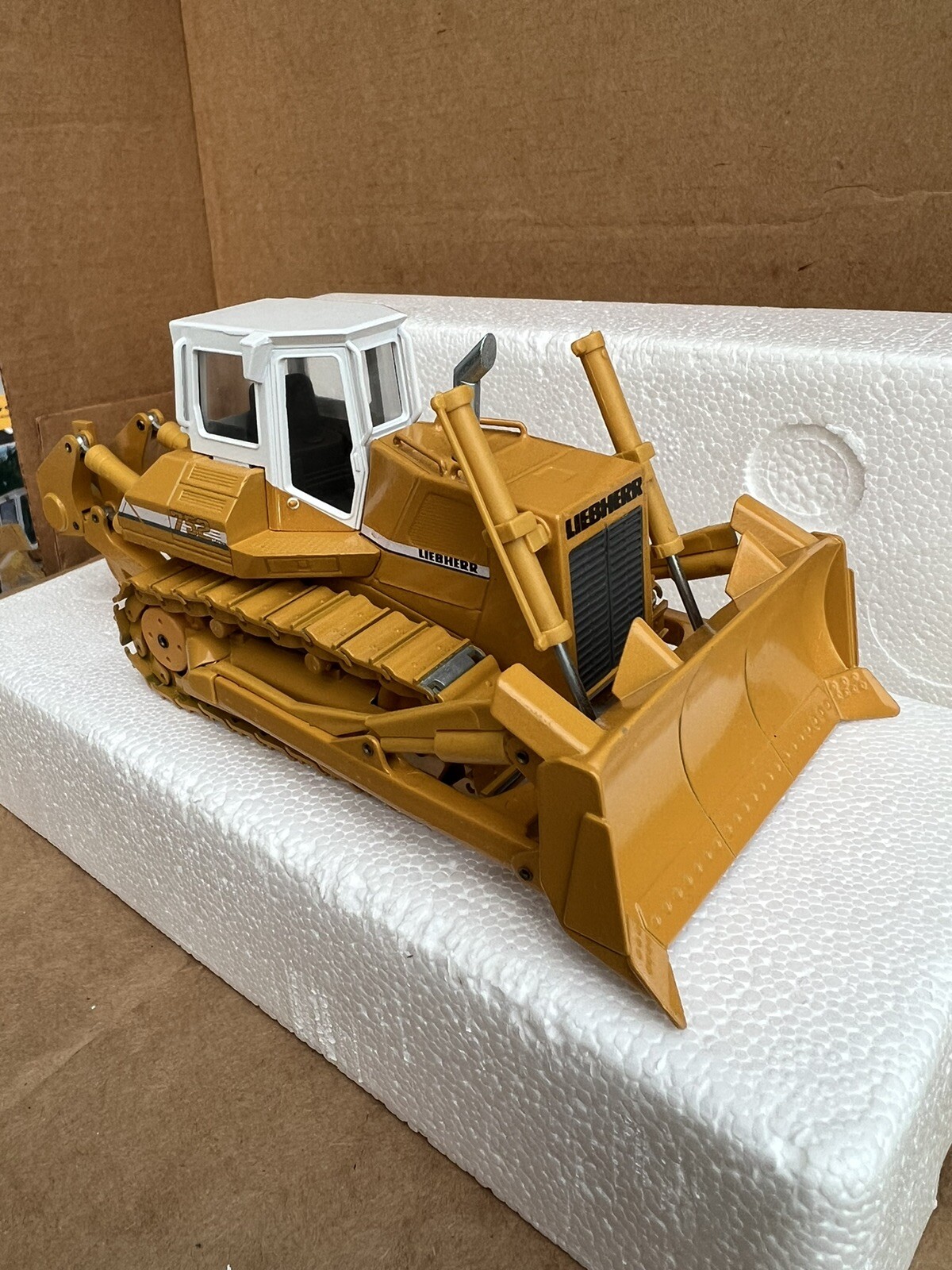 Conrad Liebherr PR 752 Dozer Crawler #2806 MIB