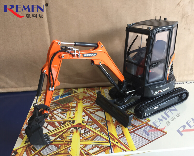 1/25 Excavator Construction Model DOOSAN DX27Z UH8141 Metal Crawler Display Toys