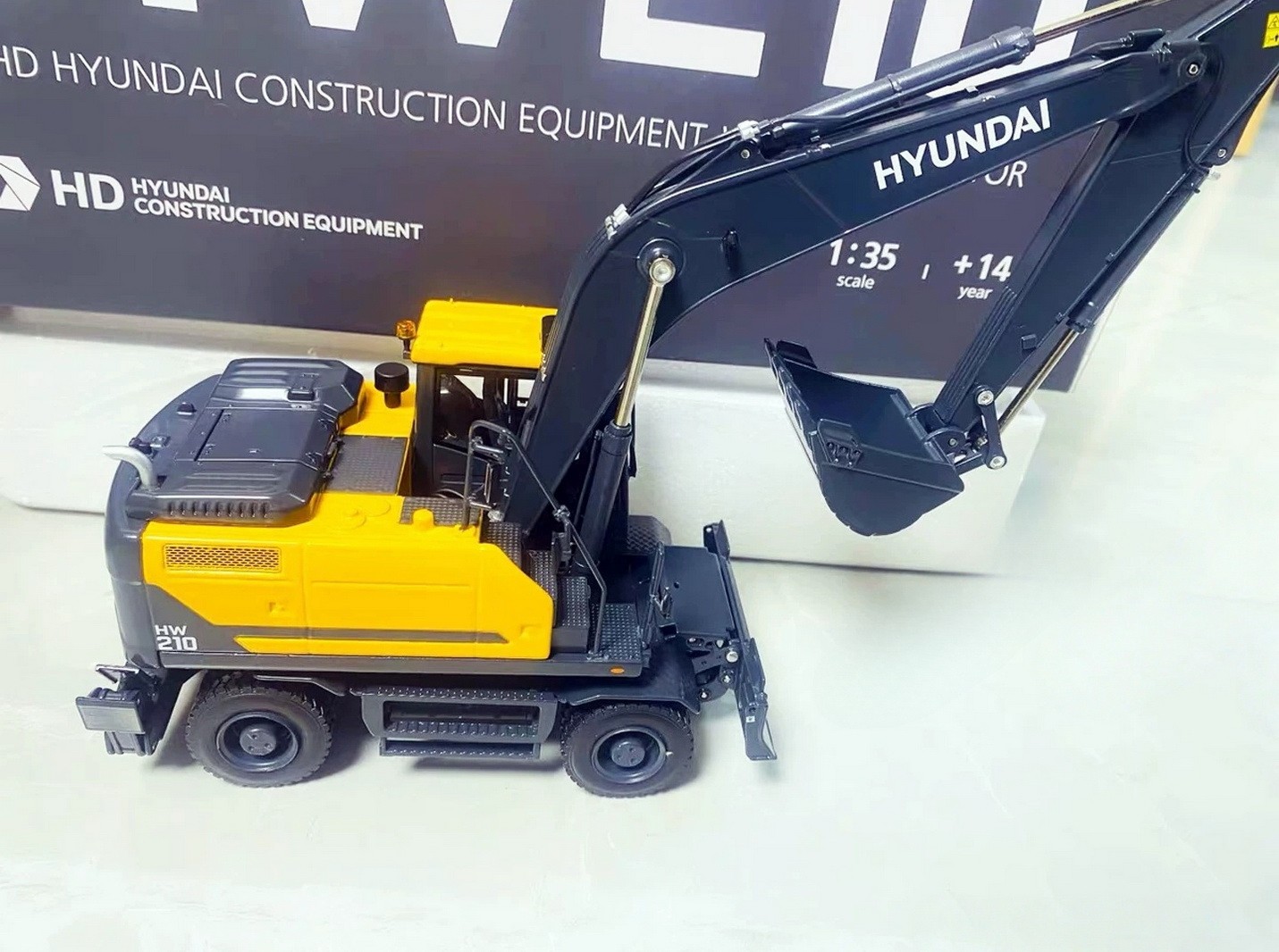 1/35 Scale HW210 Wheel Excavator Diecast Model Toy Collection NEW