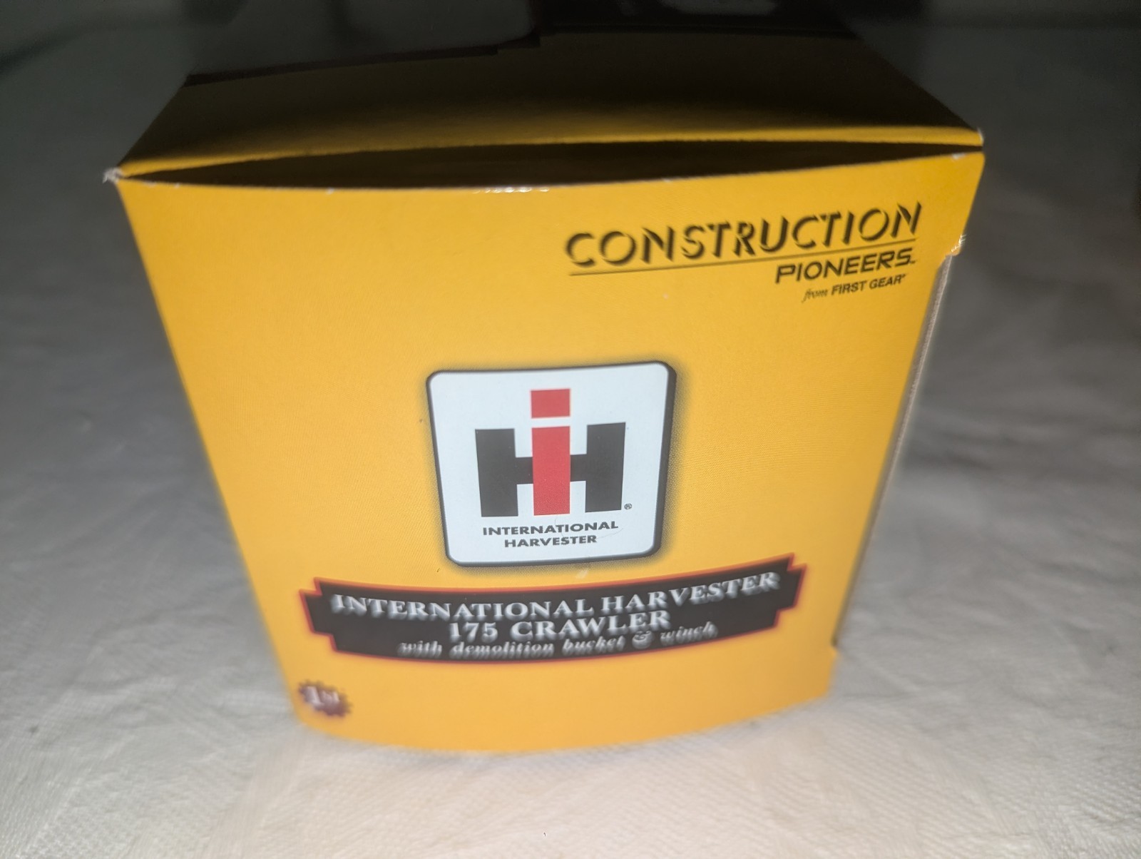 1:50 International Harvester 175 Demilition Bucket Loader With Winch 50-3072