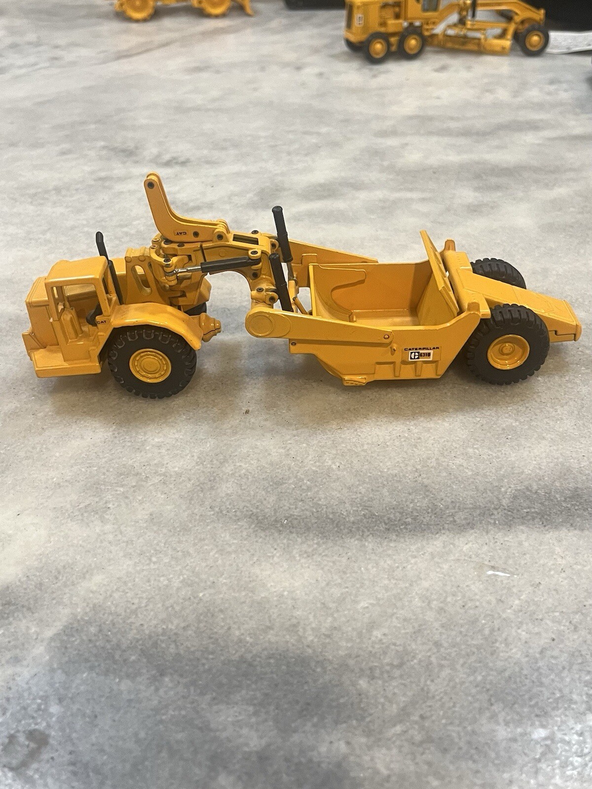 JOAL CATERPILLAR 631D SCRAPER EARTH MOVER CONSTRUCTION MODEL TOY 1/70 Great Cond