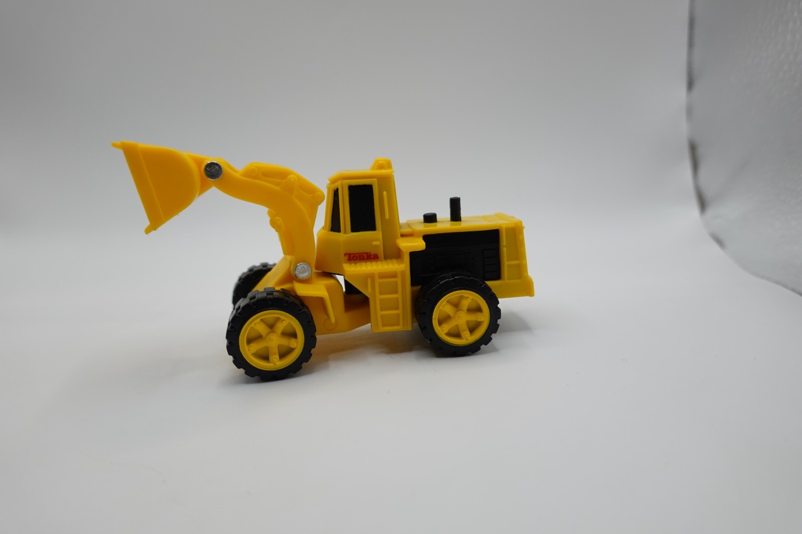 Tonka 1990 Front End Loader 1:64 Scale With Moving Loader Bucket NICE!