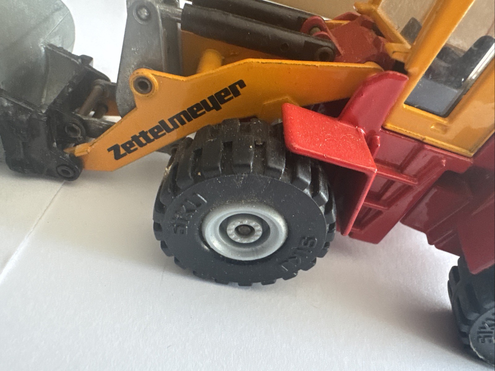 SIKU 1:55 Scale Zettemeyer Front Loader. Free Shipping