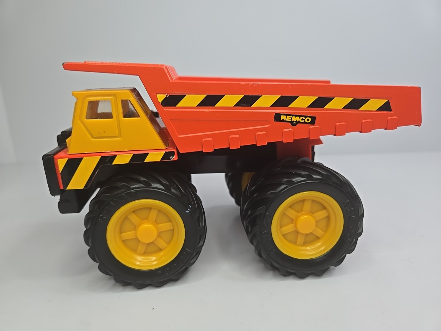 Vintage 1988 Remco Dump Truck Orange Black Yellow Toy 7” Construction