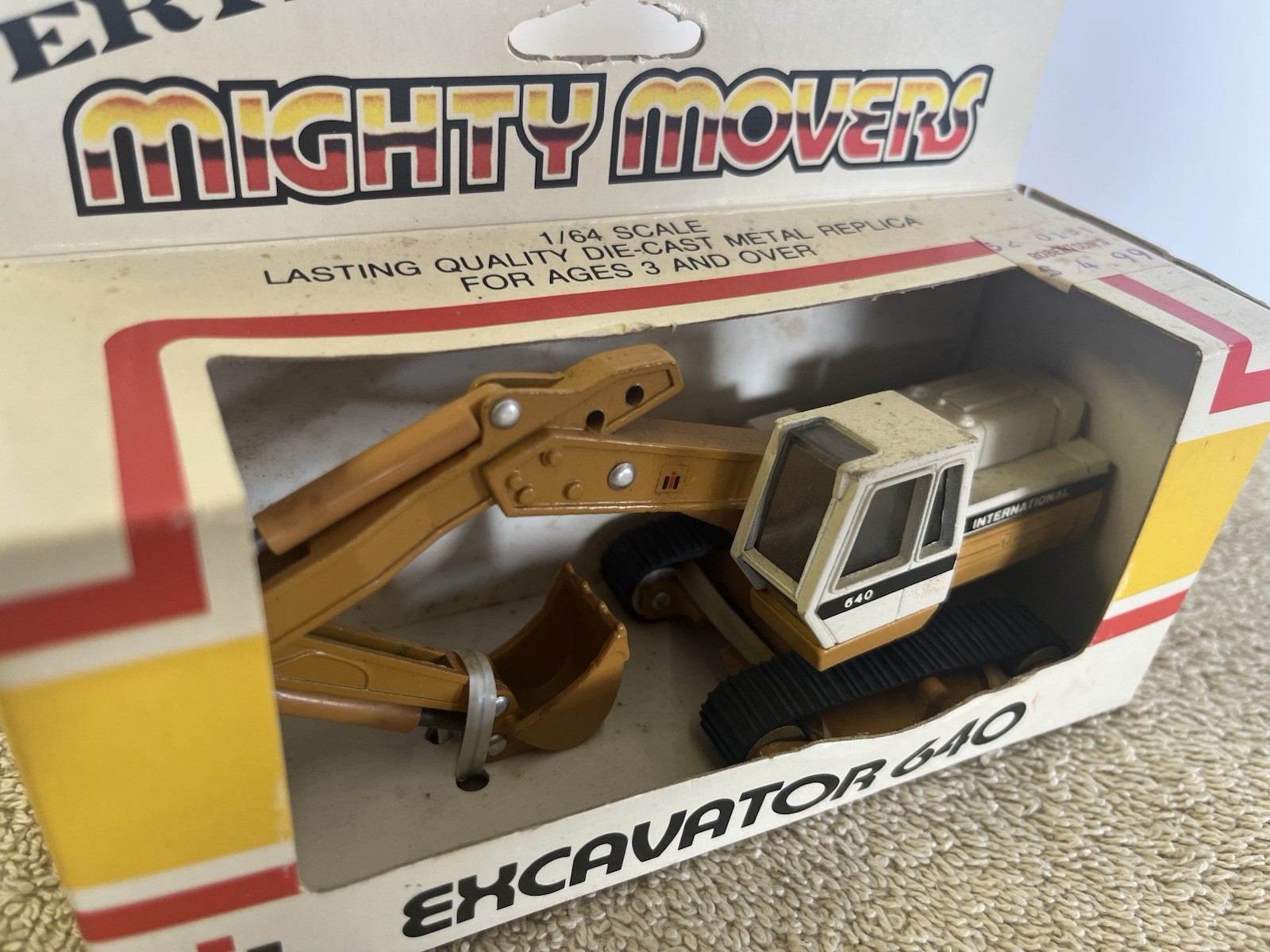 Ertl Mighty Movers International Excavator 640 1:64 1854