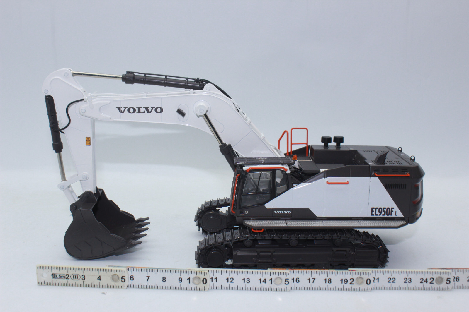 WSI 64-2012 Volvo Excavator WHITE EC 950 F Crawler Excavator 1:50 NEW OVP