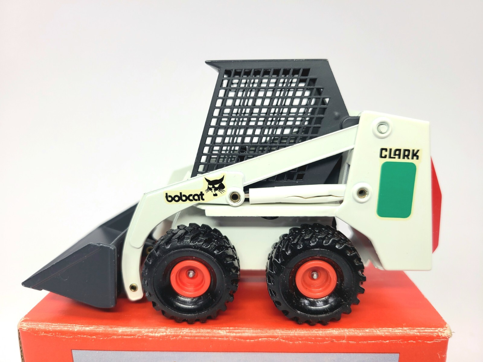 Bobcat 631 Green Skid-Steer Loader – Gama 1:19 Scale Diecast Model #9420-631