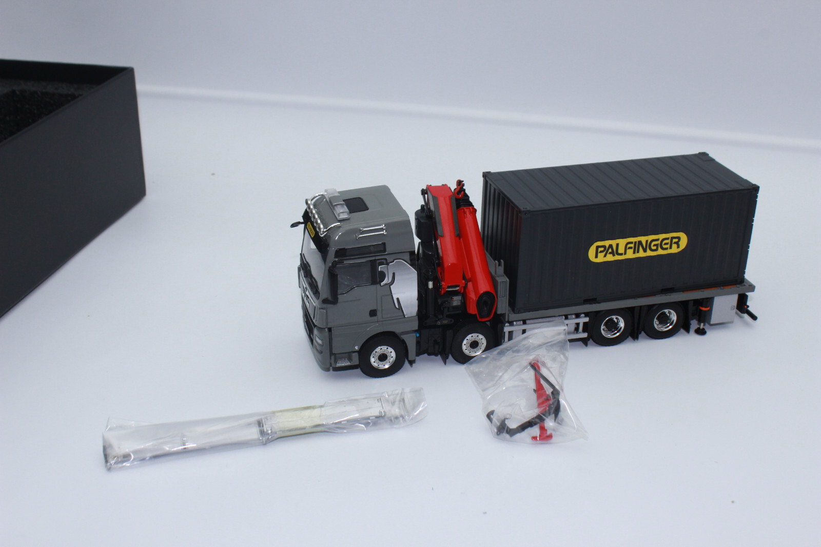 WSI 02-3668 MAN TGX XXL 8×4 Palfinger TEC7 Container Grey 1:50 TRUCK NEW