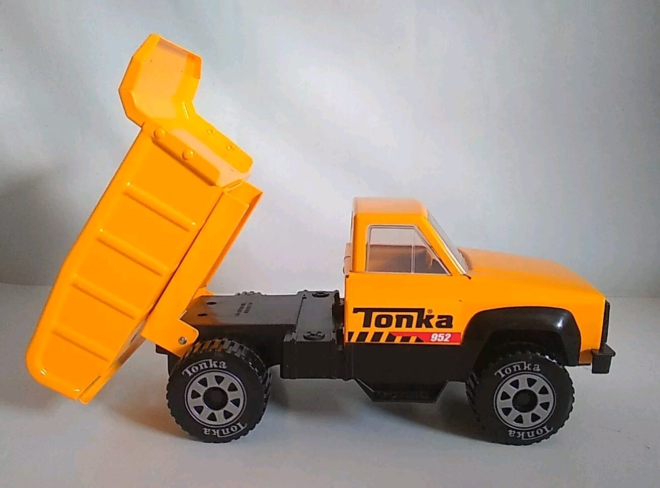 Tonka 952 Metal Pickup Dump Truck 13″ Hasbro 2020