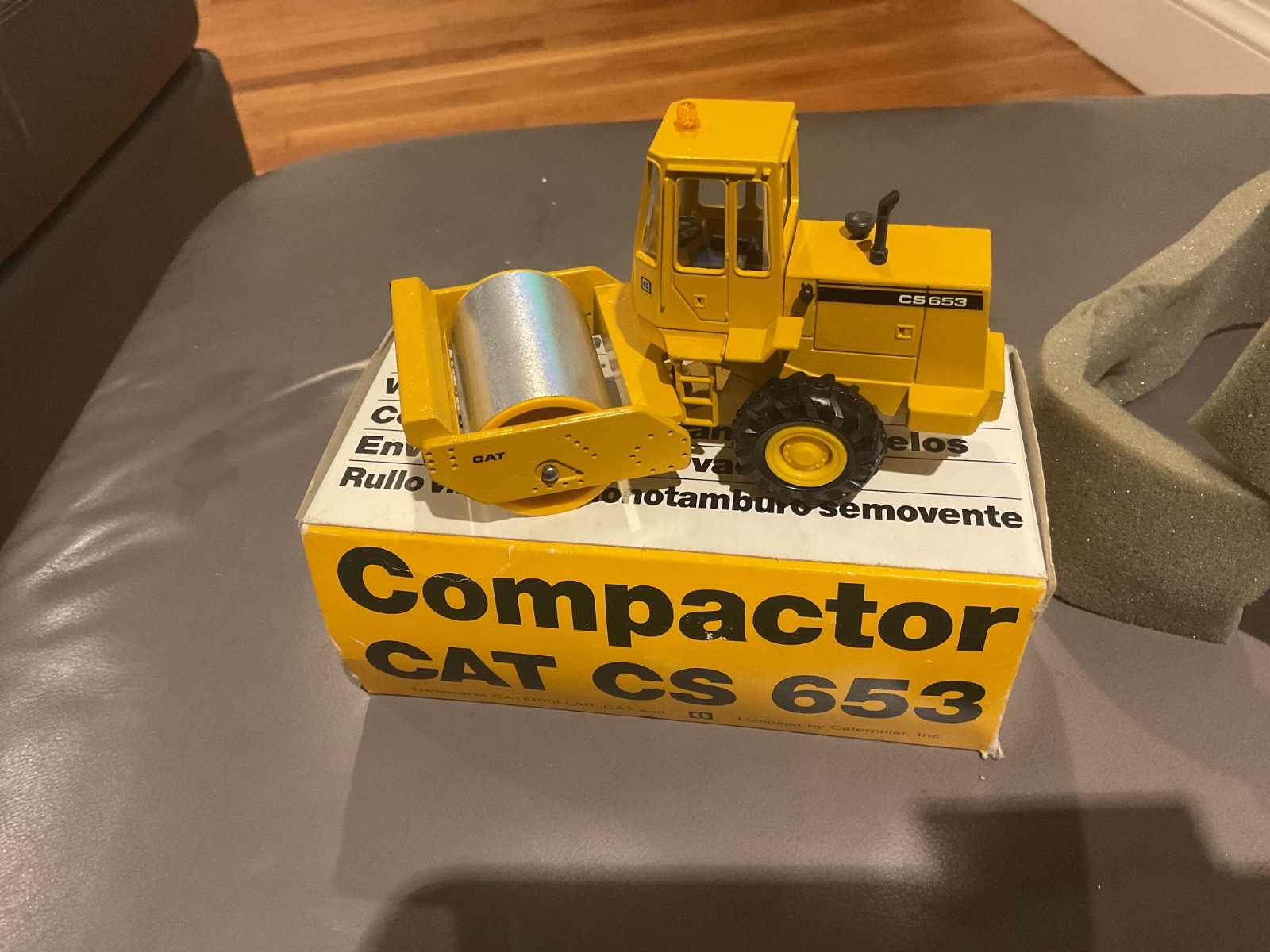 Conrad CAT CS 653 Compactor Model No. 2889 scale 1:50 Caterpillar W Germany NIB