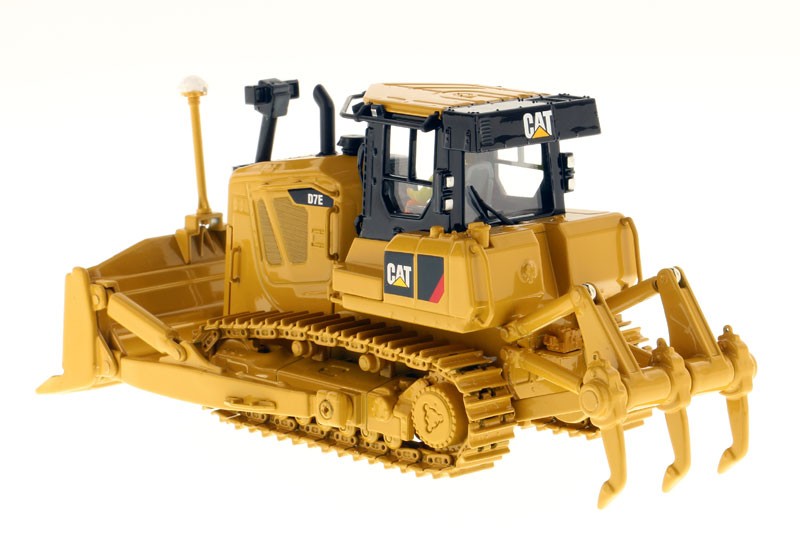 DIECAST MASTERS,Bull CATERPILLAR D7E with driver , 1/50, DCM85224