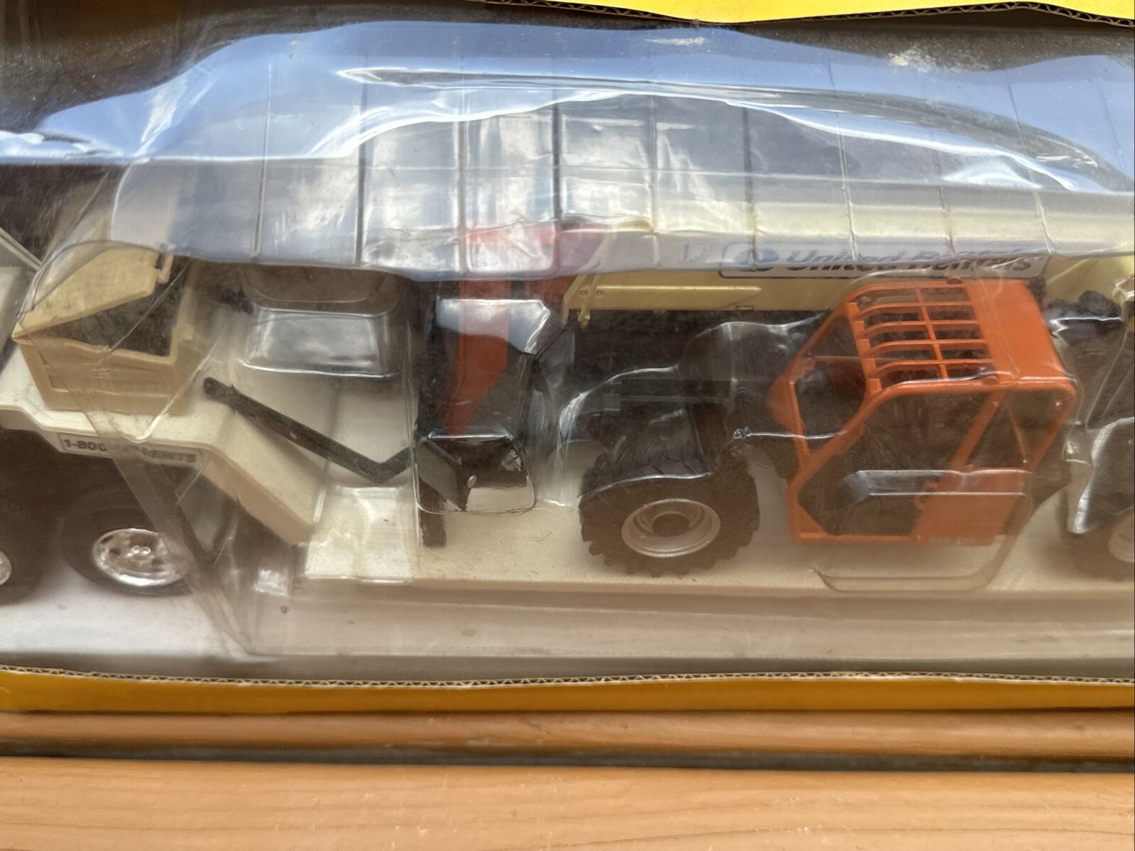 UNITED RENTALS IV Peterbilt Low Boy JLG Telehandler 1/32 Vintage