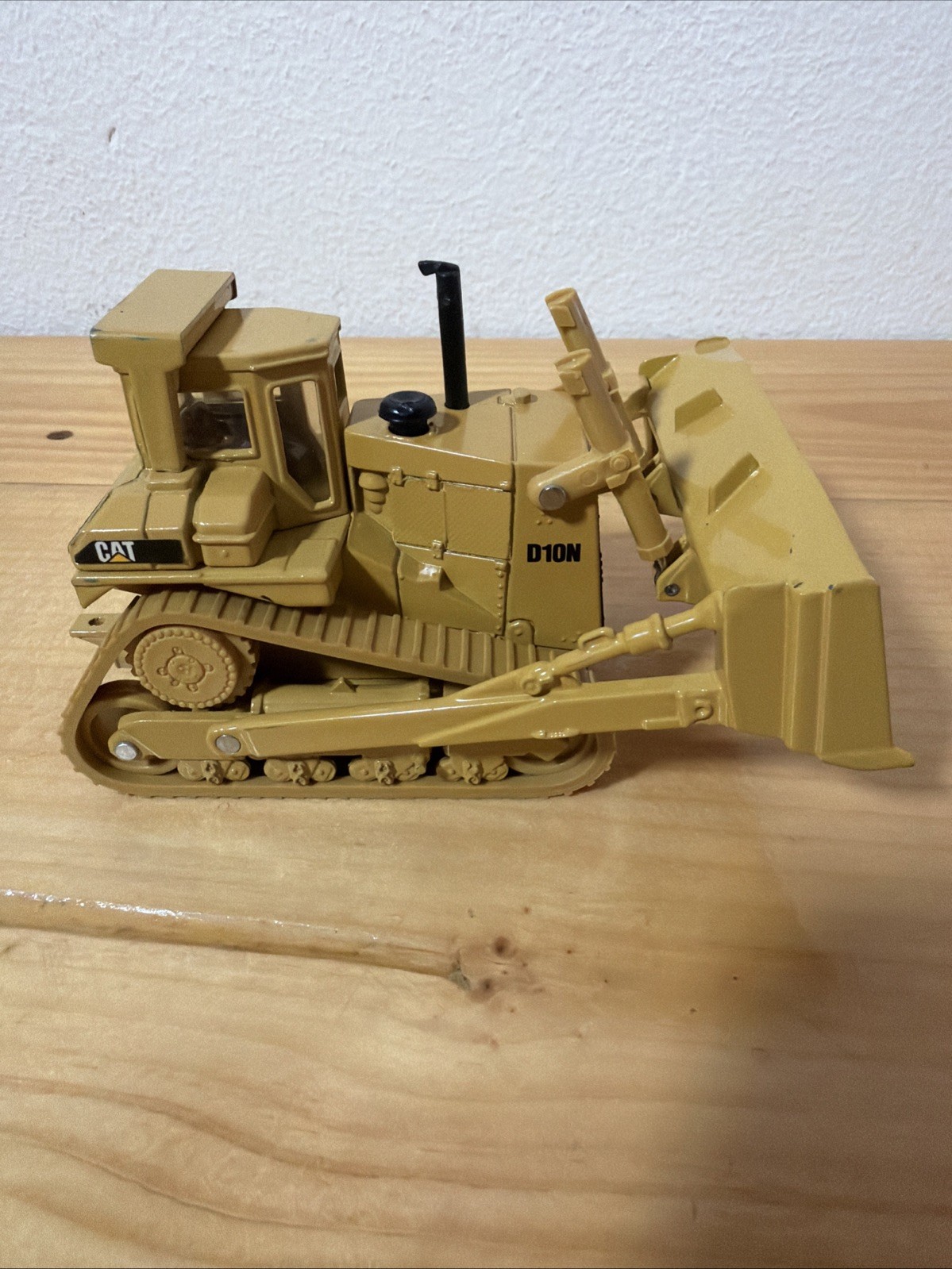 ERTL 6″ x 4″ Diecast CAT D10N Caterpillar Bulldozer Tractor 1856F