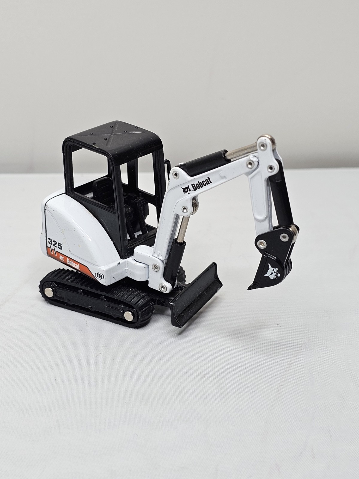Bobcat X325 Compact Excavator – ERTL 1:50 Scale Diecast Model #12732 – No Box