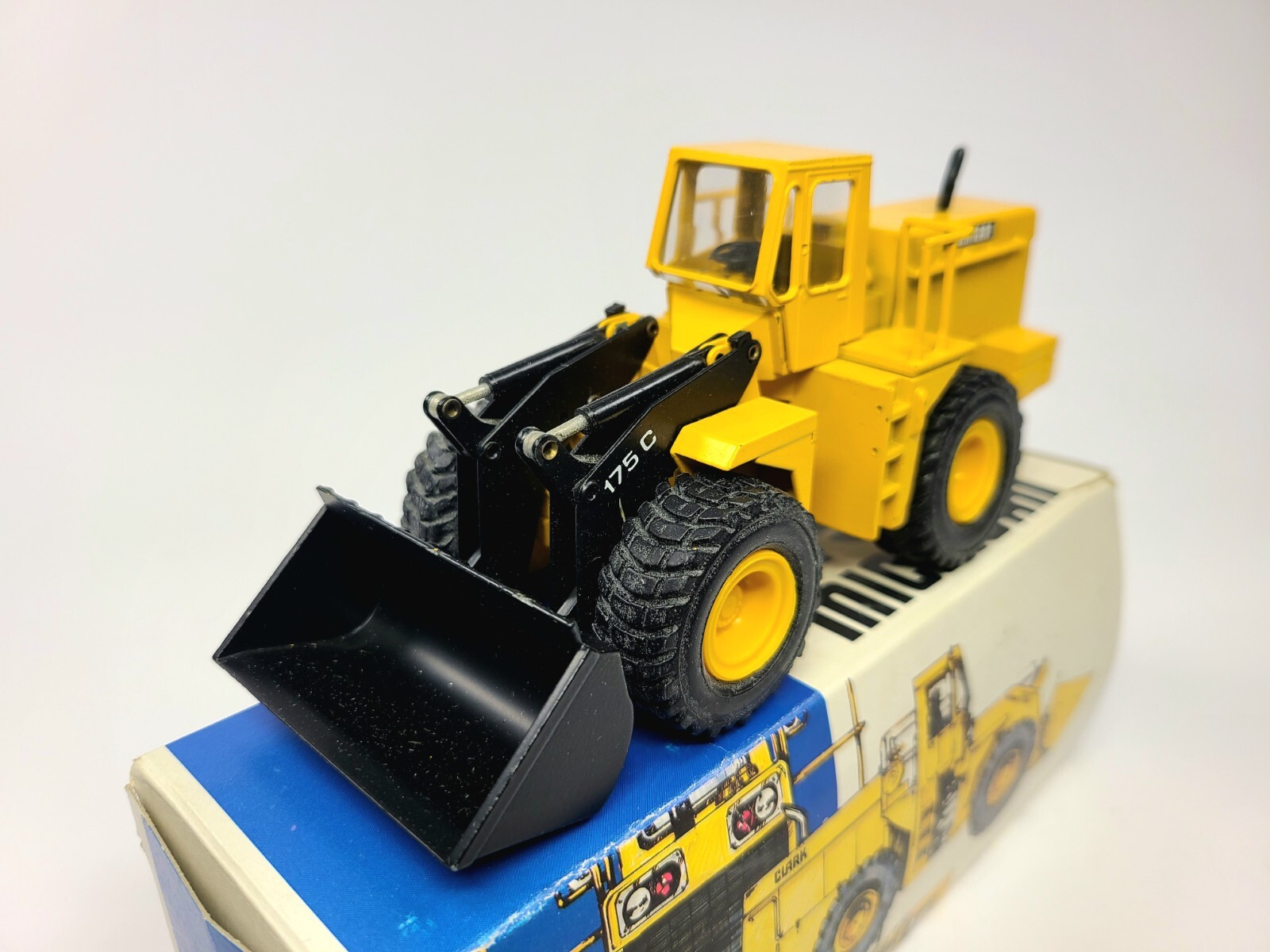 Clark Michigan 175C Wheel Loader – Black Arms – Conrad 1:50 Scale Model #2885.3