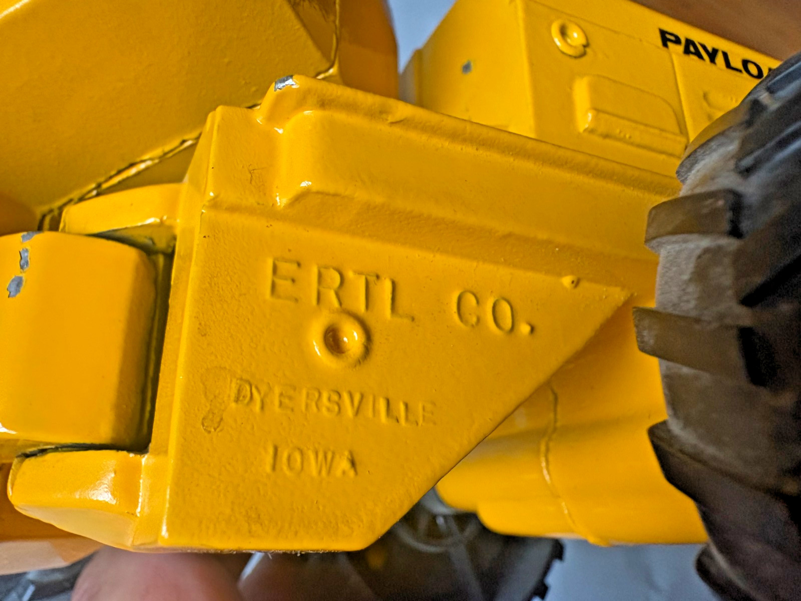 ERTL INTERNATIONAL HARVESTER IH HOUGH PAYLOADER ARTICULATED BUCKET LOADER, A2