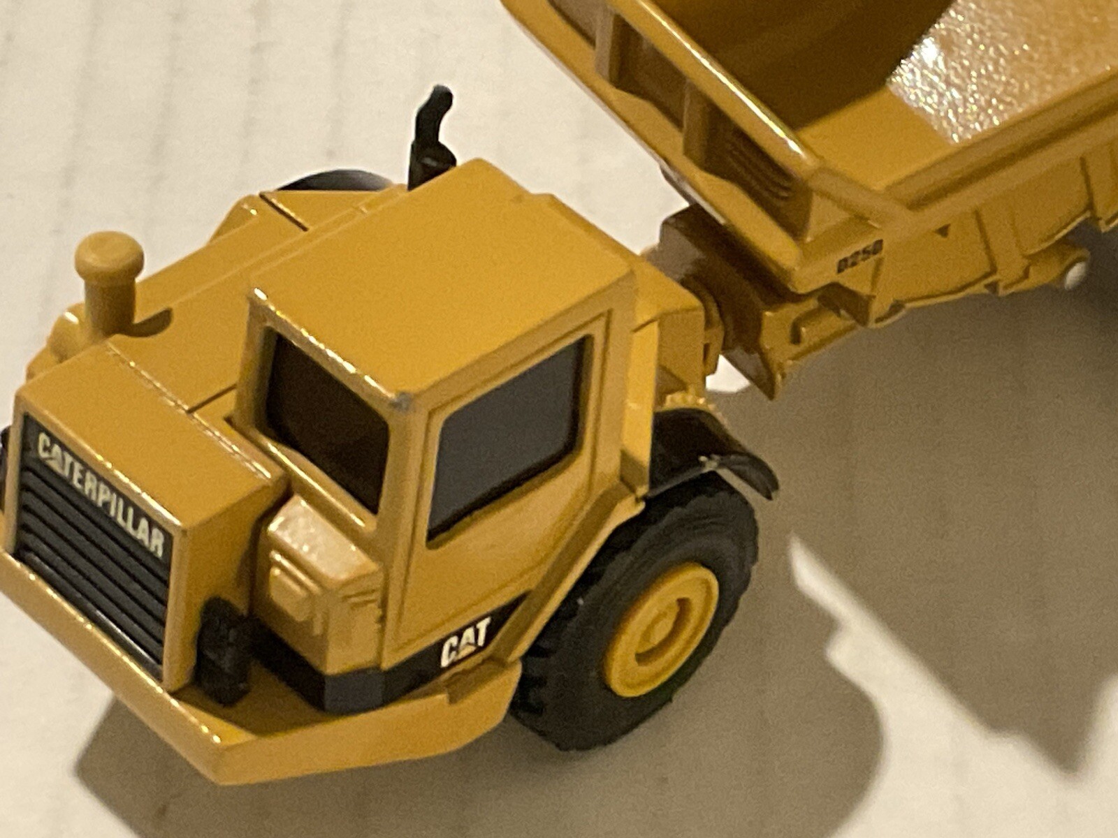 ERTL Caterpillar CAT D25D Dump Truck Road Construction die cast 1:64