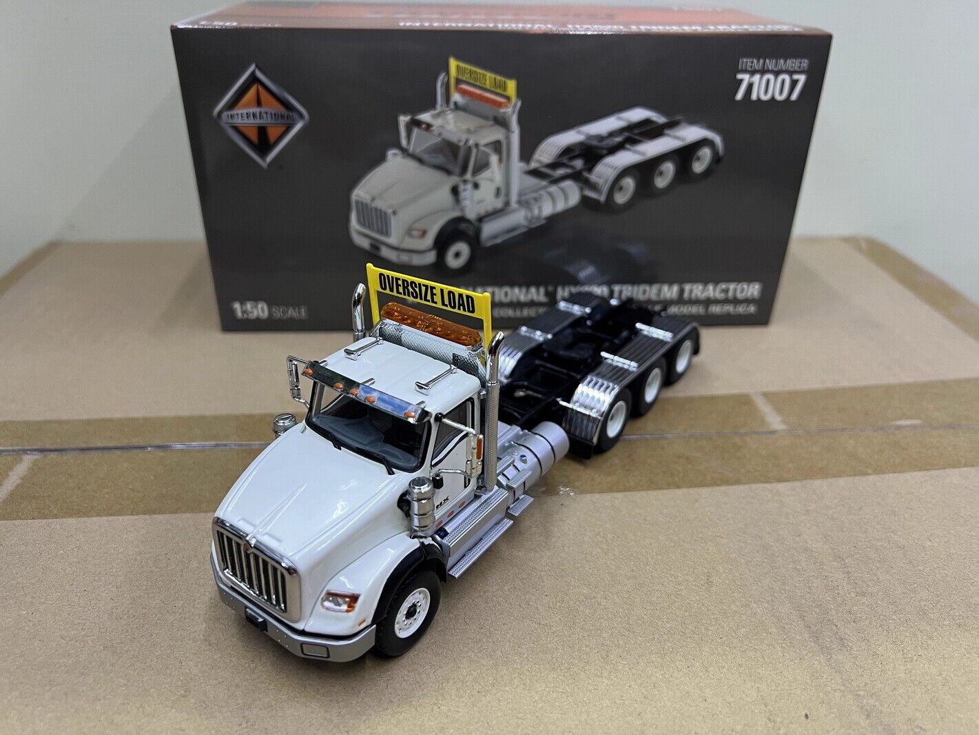 DM 1/50 Scale International HX620 Tridem Tractor White Diecast Model Toy 71007
