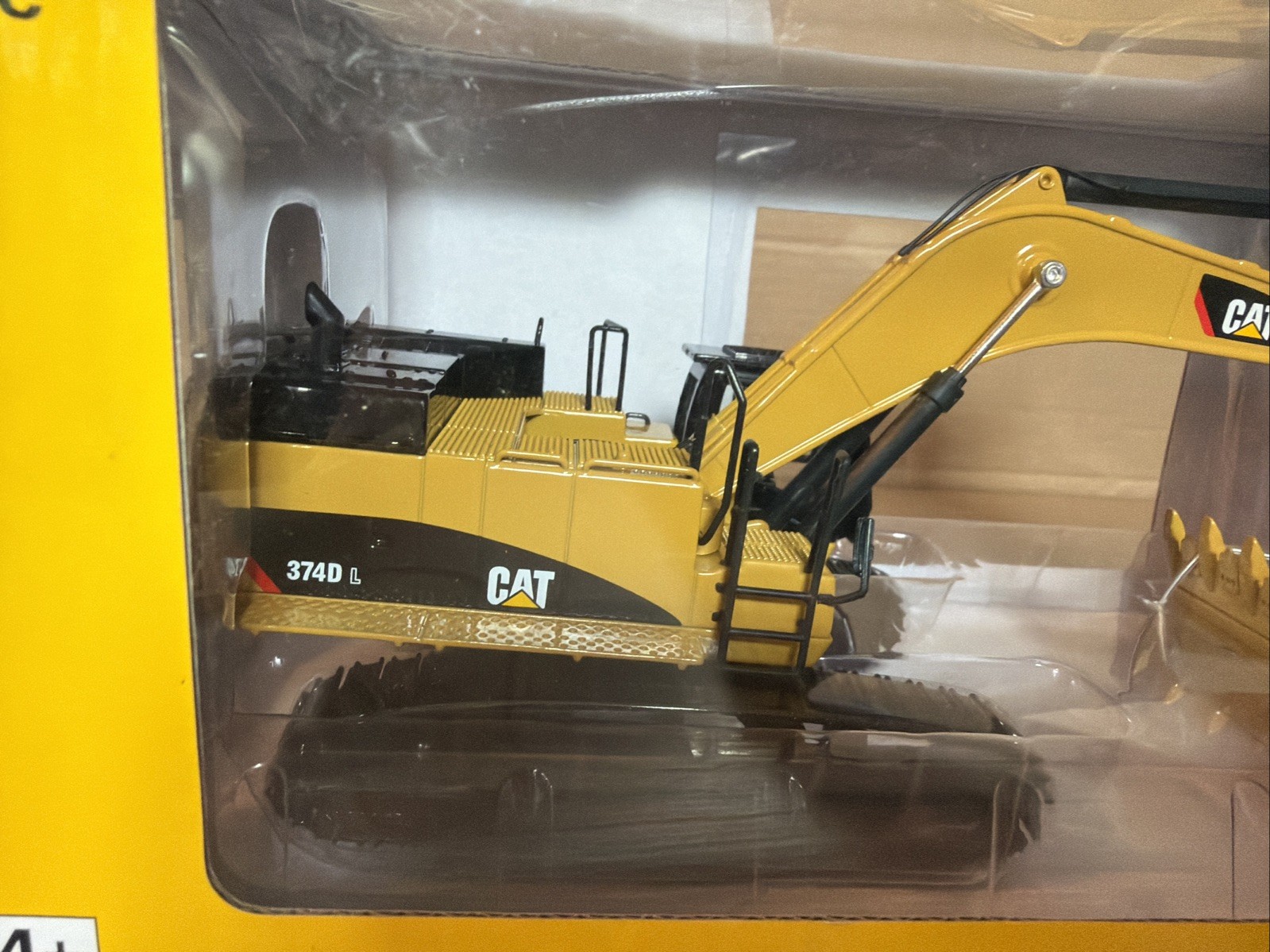 1/50 Caterpillar CAT 374D L Hyd Excavator High Line Series Diecast Masters 85274