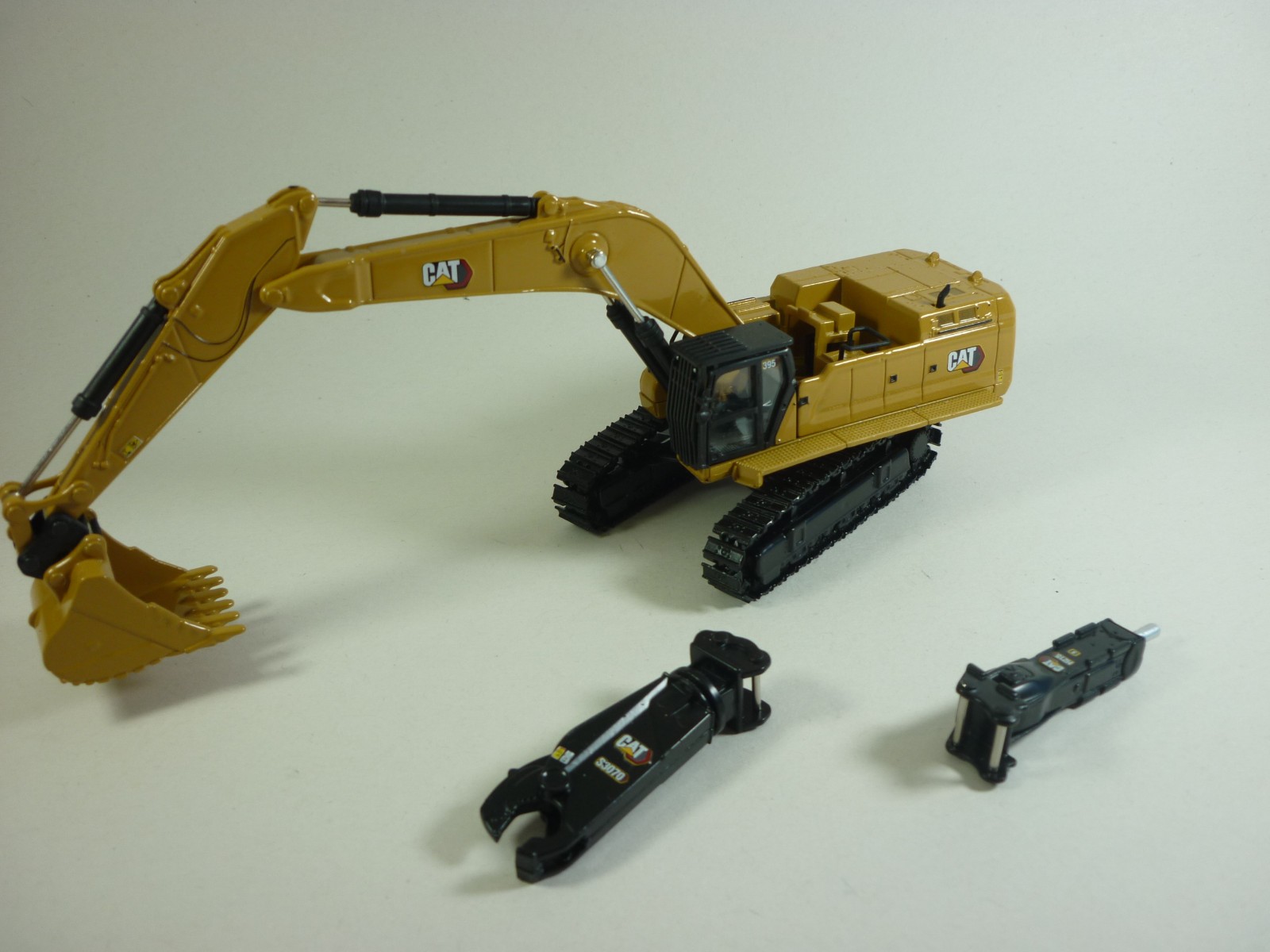 DieCast Masters 1:87 Caterpillar 395 Crawler Excavator Diecast Metal Tracks
