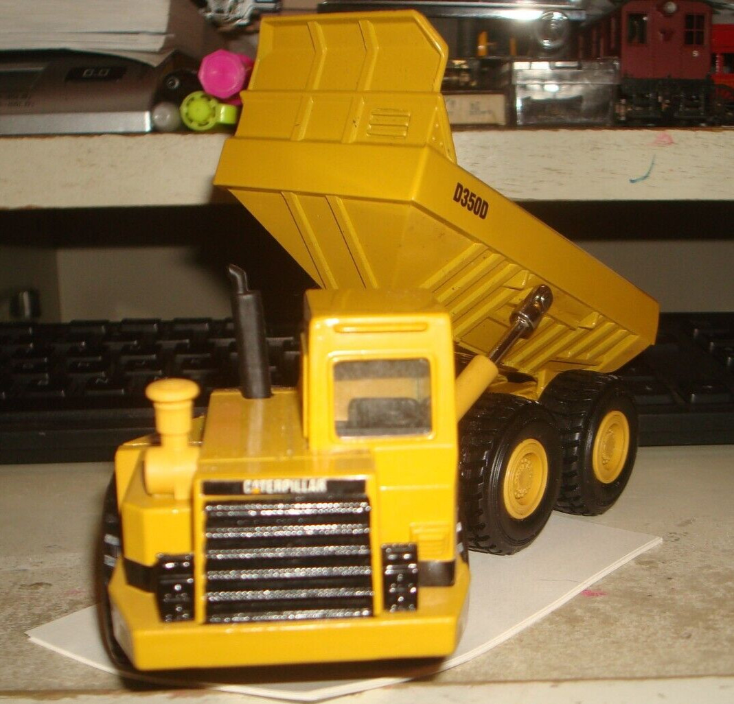 NORSCOT. ARTICULATED CAT D350D DUMP TRUCK. 1:50 SCALE