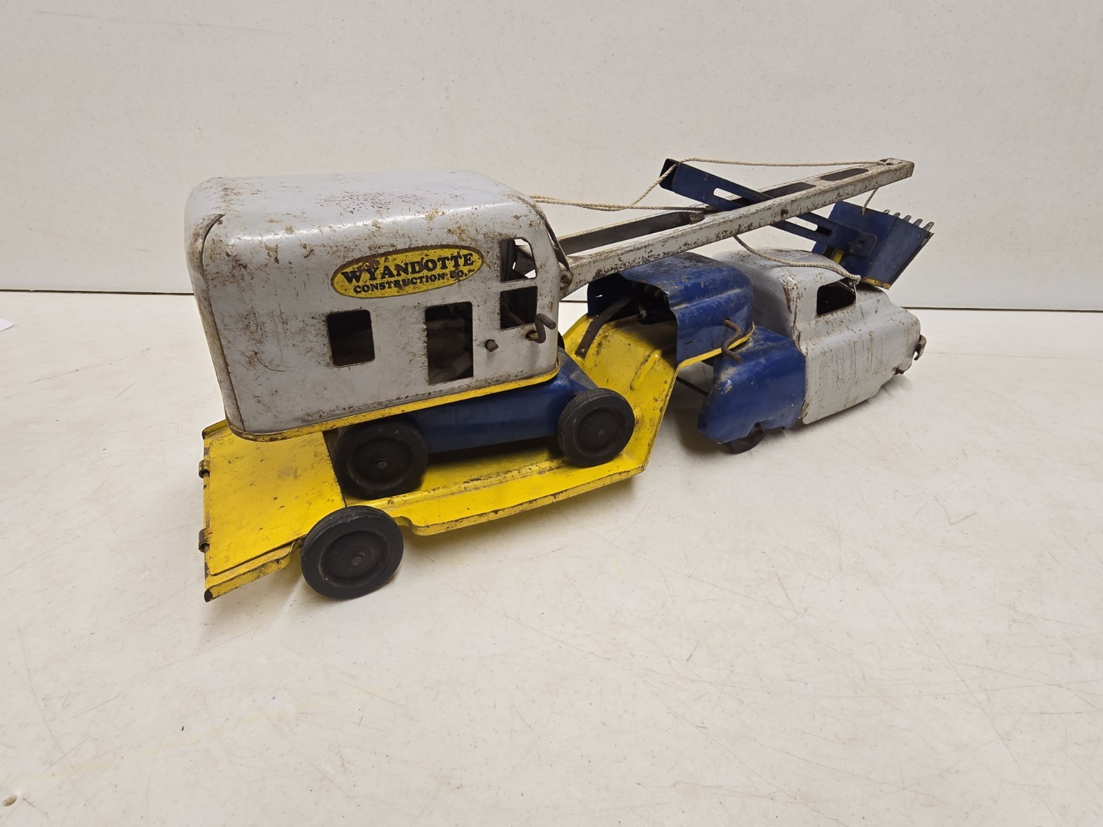 Vintage 22″ Pressed Steel Wyandotte Construction Co Truck Lowboy & Steam Shovel