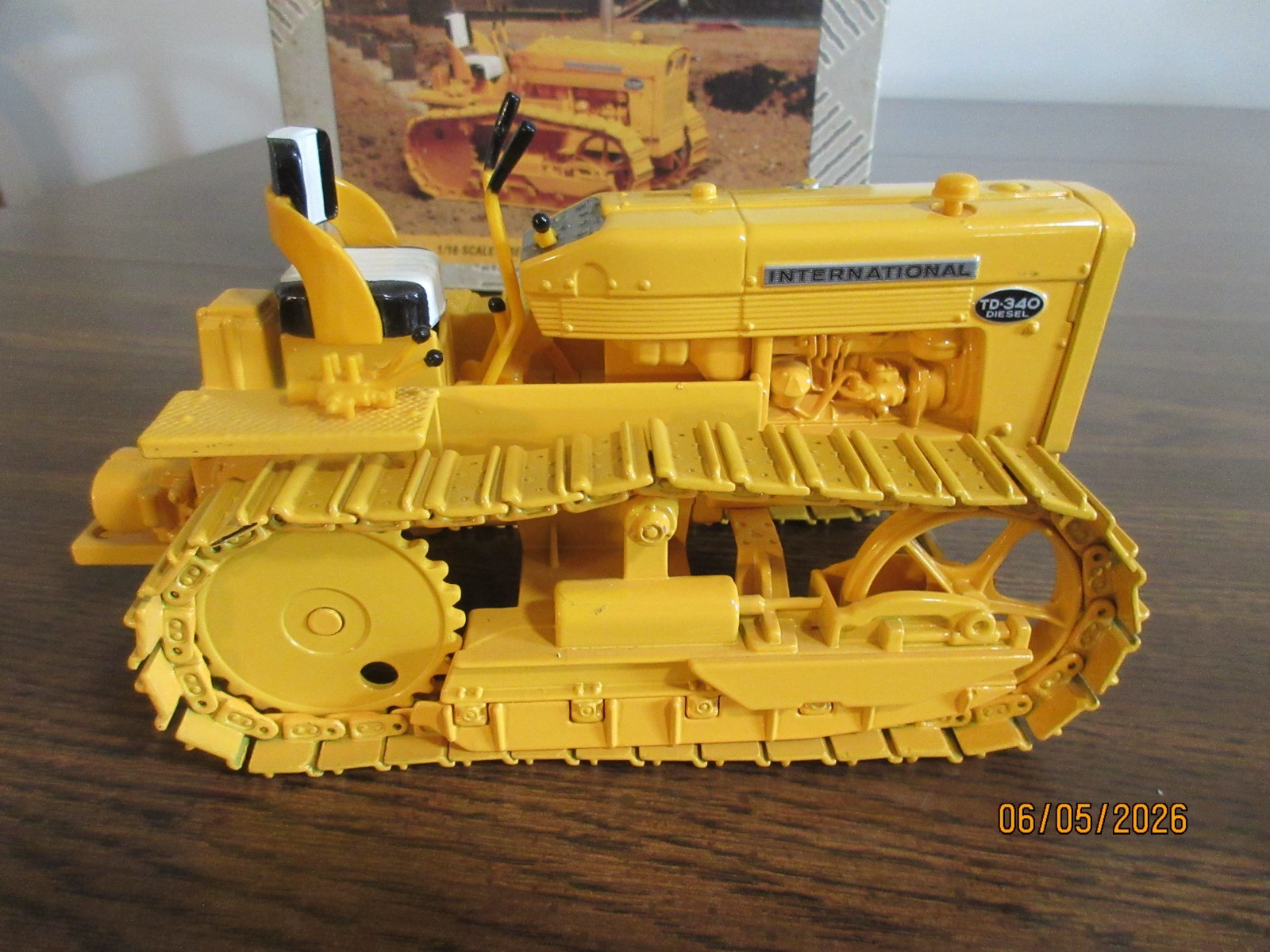 ERTL INTERNATIONAL TD-340 DIESEL CRAWLER DIECAST 1:16, WITH BOX