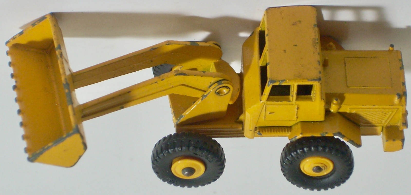 VINTAGE MATCHBOX #69-B YELLOW TRACTOR SHOVEL MADE IN ENGLAND BY LESNEY 1967