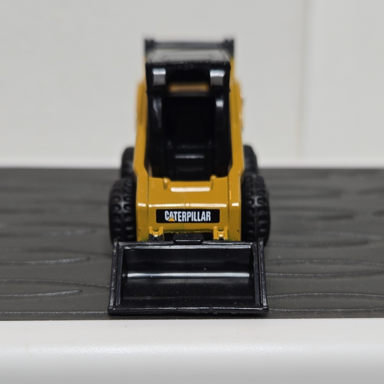 HO Scale Diecast Masters CAT 272C Skid Steer Loader Diecast Metal/plastic.