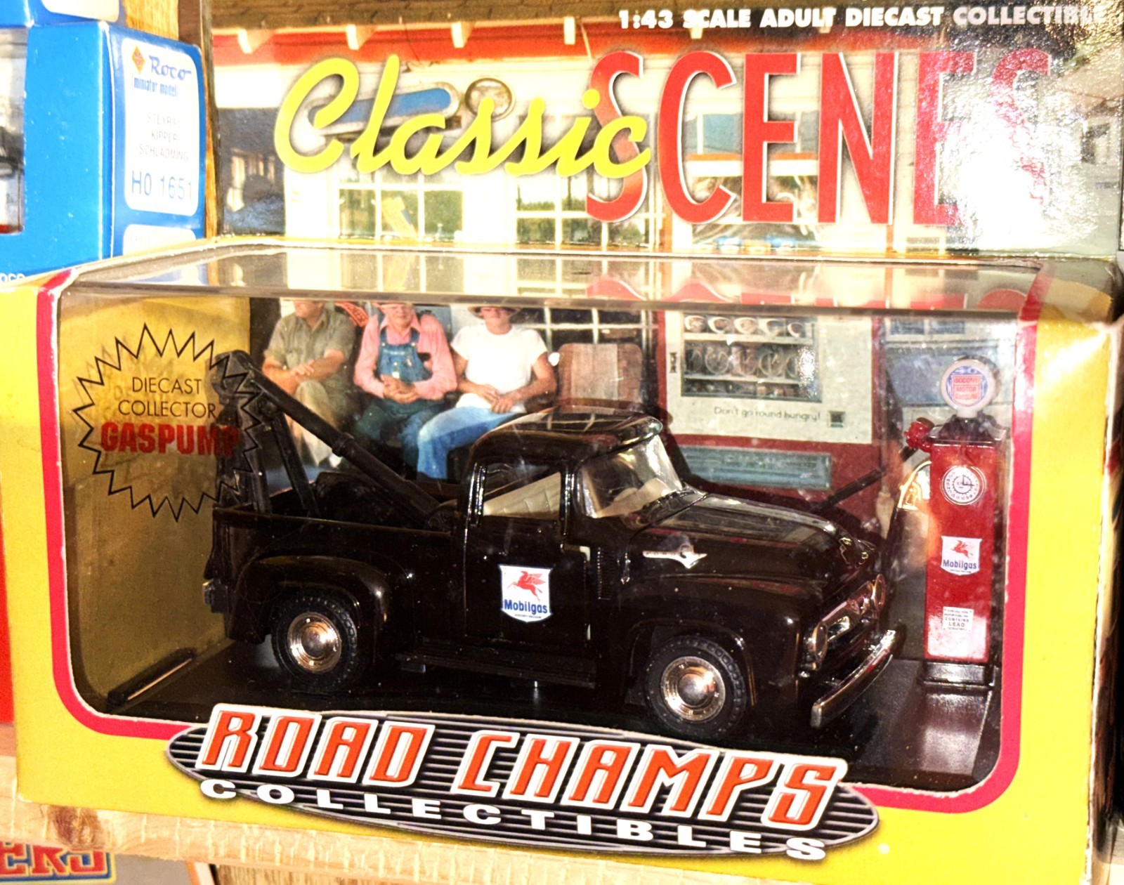 Road Champs 48200 Classic Scenes Pickup Truck & Gas Pump 1/43 O Scale Diecast MB