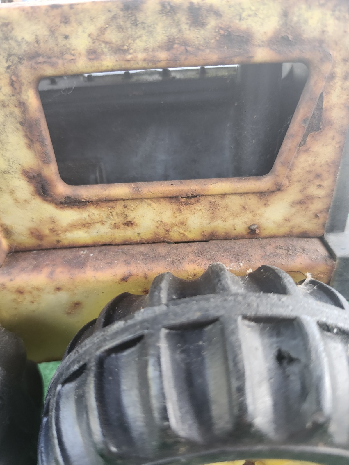 Tonka Grader Model 2510 missing blade and front end.