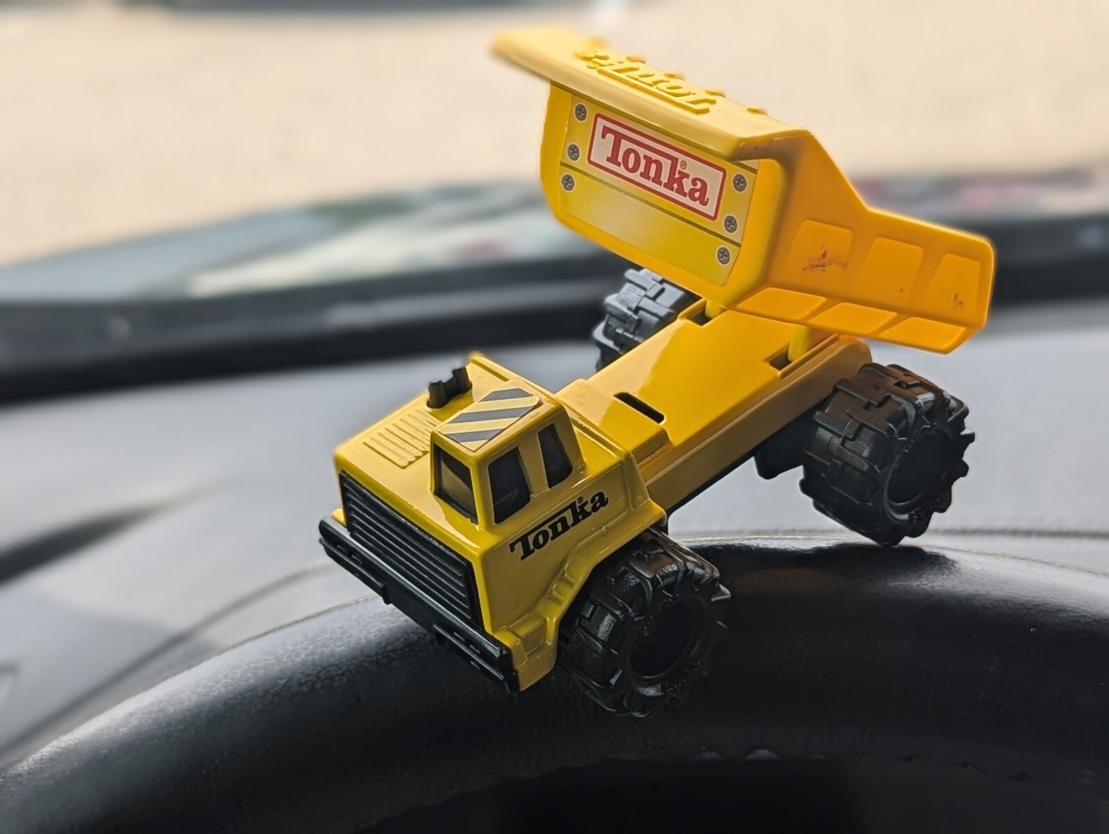 BOLD 2003 DIECAST LOADER TRUCK BY TONKA LOADER BED MOVES UP & DOWN DIECAST CAB