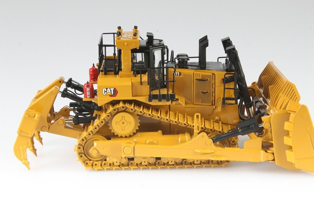 DIECAST MASTERS – Toro CATERPILLAR D11T with Driver – 1/50 – DCM85604