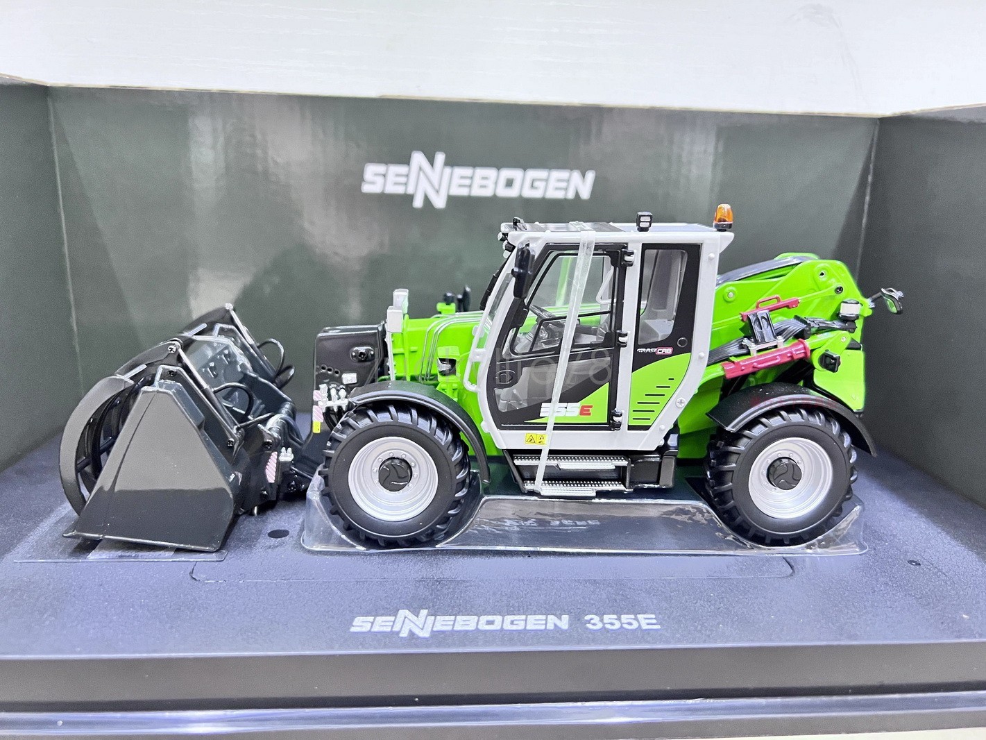UH 1/32 Scale For Sennebogen 355E Telescopic Loader Diecasr UH8170 Model IN BOX