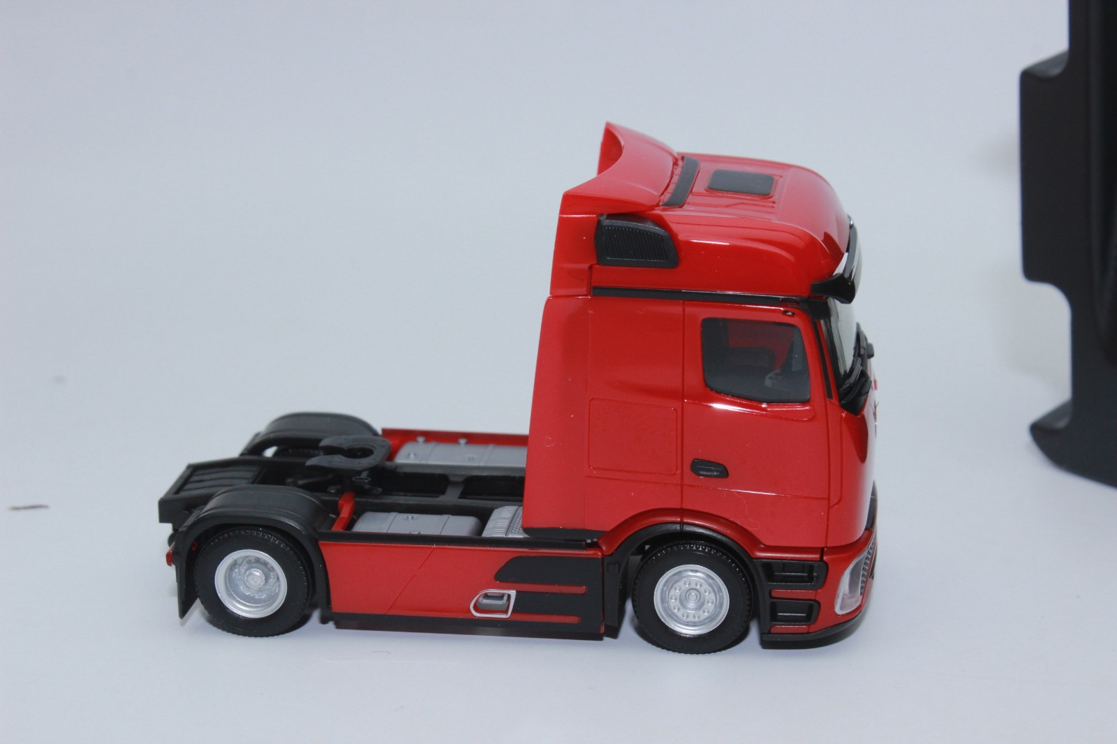 Herpa 320207 Mercedes-Benz Actros L ProCabin Bigspace 2-Axle Red 1:87