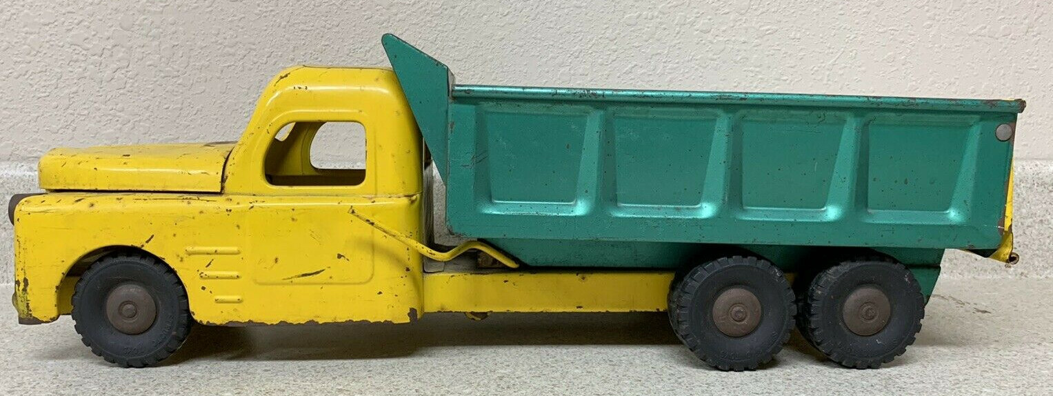 Structo Yellow/GreenPressed Steel 1950s Dump Truck 21″ – With opening Hood