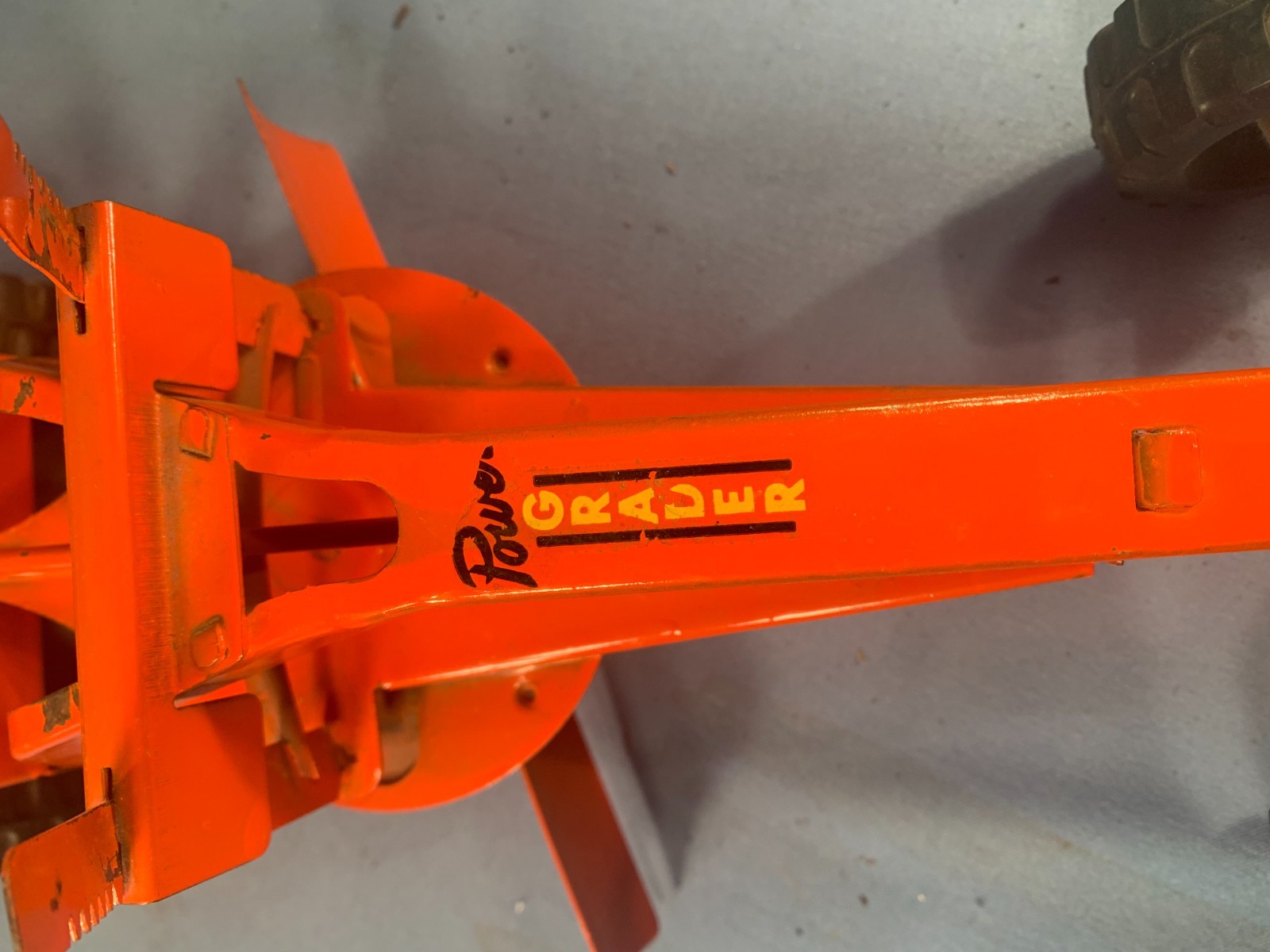 VERY NICE 1950s PRESSED STEEL WYANDOTTE TOYS 19 INCH ORANGE ROAD GRADER